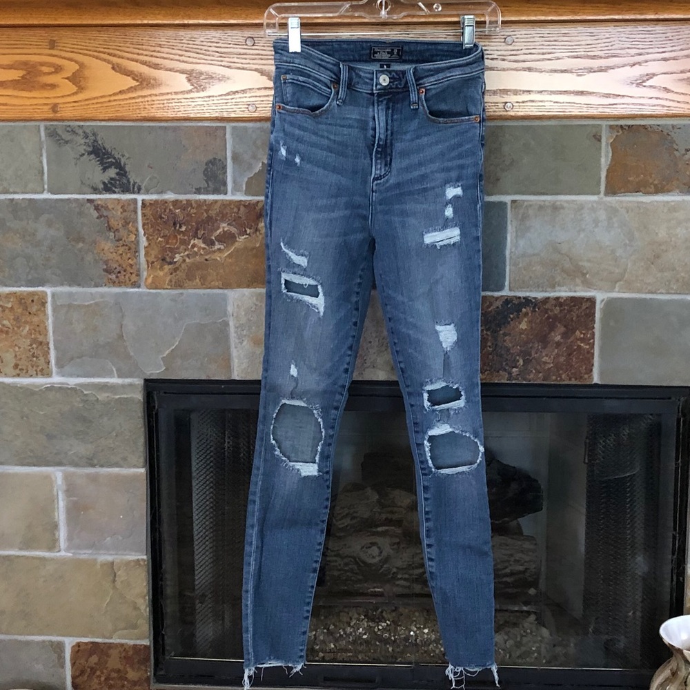 ABERCROMBIE & FITCH Simone Distressed Jean, 25/0
